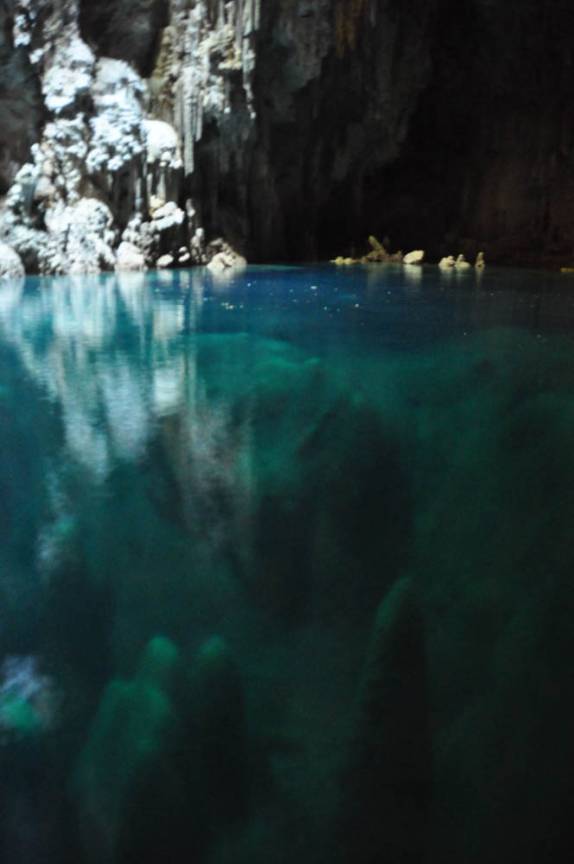 Formações abaixo e acima d'água no Abismo de Anhumas, em Bonito, no Mato Grosso do Sul